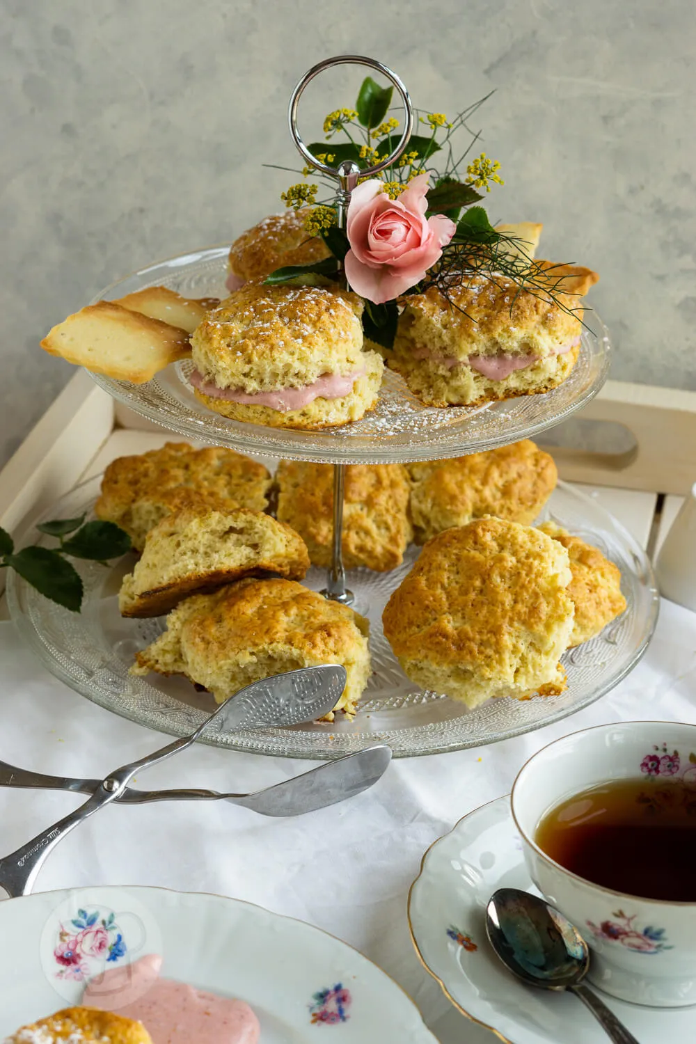 Weihnachtliche Scones mit Zimt und Pflaumen
