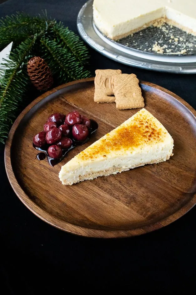 Weihnachtskuchen mit karamellisierter Kruste und Zimtkirschen angerichtet