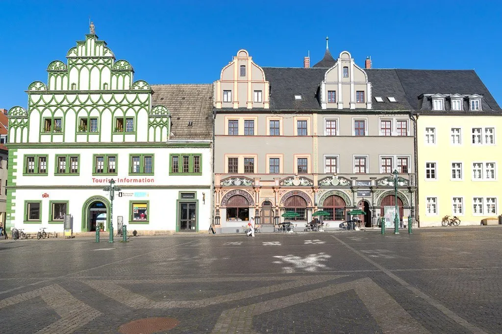 Weimarer Marktplatz mit historischen Gebäuden und Goethe-Statue