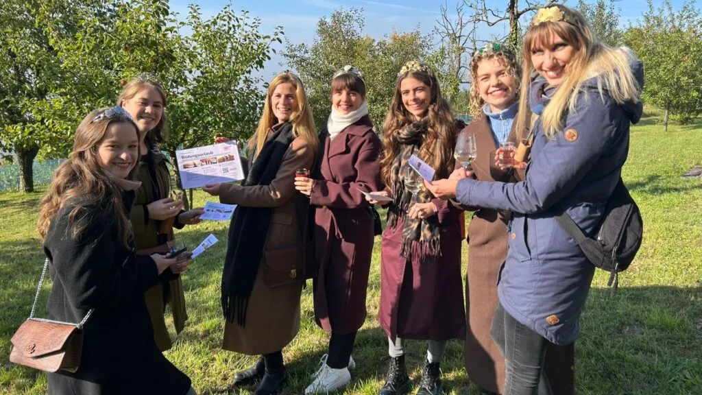 Weinhoheiten und Standpersonal informieren über Bildungsurlaub bei einem Weinwandertag