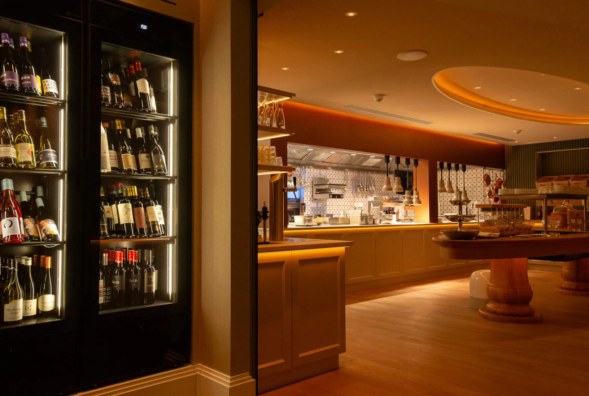 Weinschränke, offene Küche mit Frühstücksbüfettmobiliar im Restaurant Anna Luise