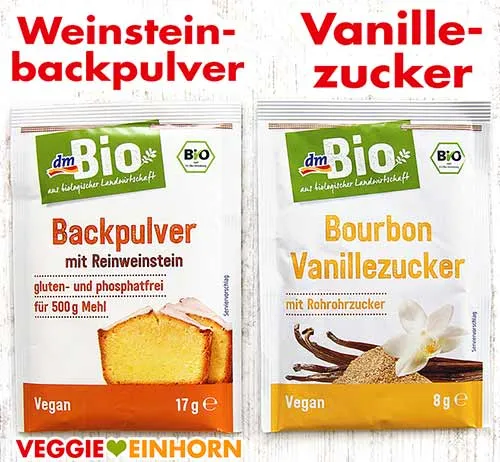 Weinsteinbackpulver und Vanillezucker in kleinen Schalen, bereit zum Backen eines veganen Zitronenkuchens.