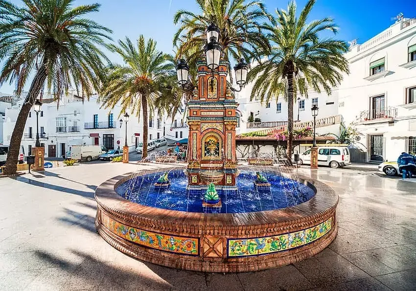 Weiße Dörfer und Palmen in Andalusien, charmantes Oktober Reiseziel Europa