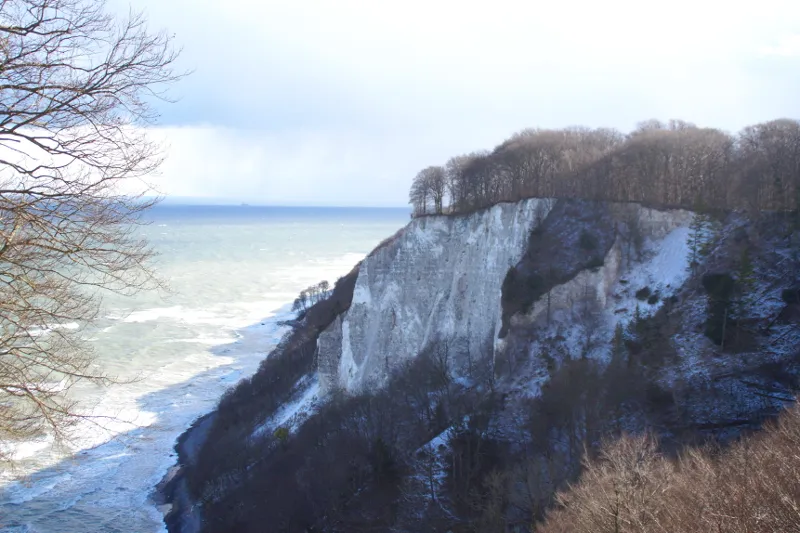 Weiße Kreidefelsen und eisige Ostsee im Nationalpark Jasmund, Rügen, ideal für einen Winterurlaub in Norddeutschland.