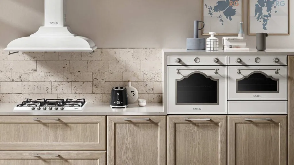 Weiße Smeg Geräte in einer hellen Holzküche
