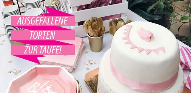 Weiße Tauftorte mit Babyschuhen und goldenem Kreuz für die Segnung des Kindes