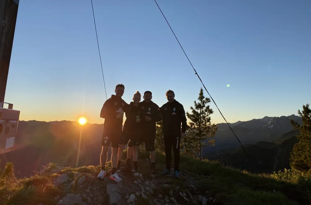 Weitblick über die Alpenlandschaft: Das Gefühl von Freiheit und Exklusivität im deutschen Luxusurlaub.