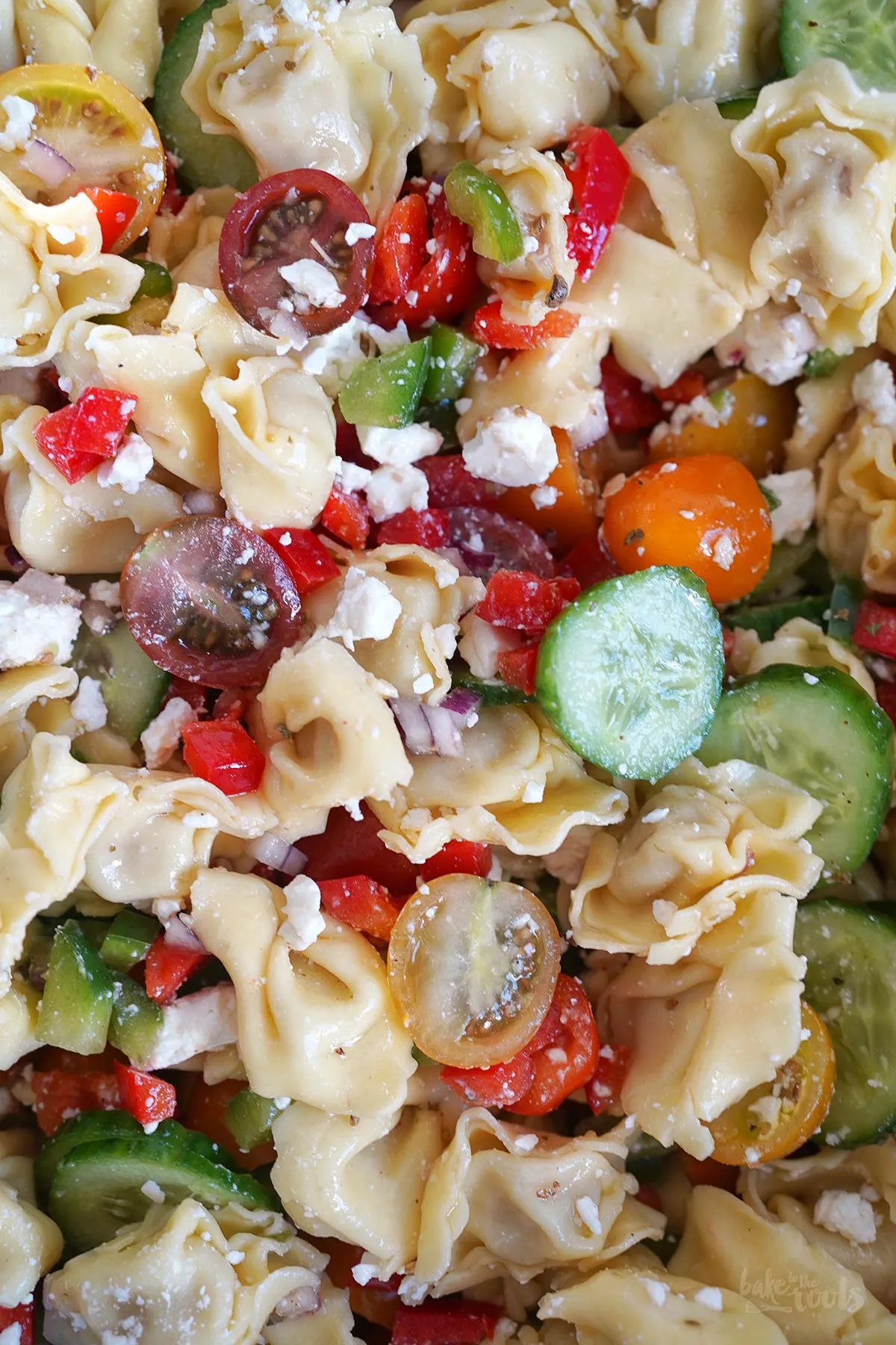 Weitere Perspektive des Tortellini Salats in einer großen weißen Schüssel
