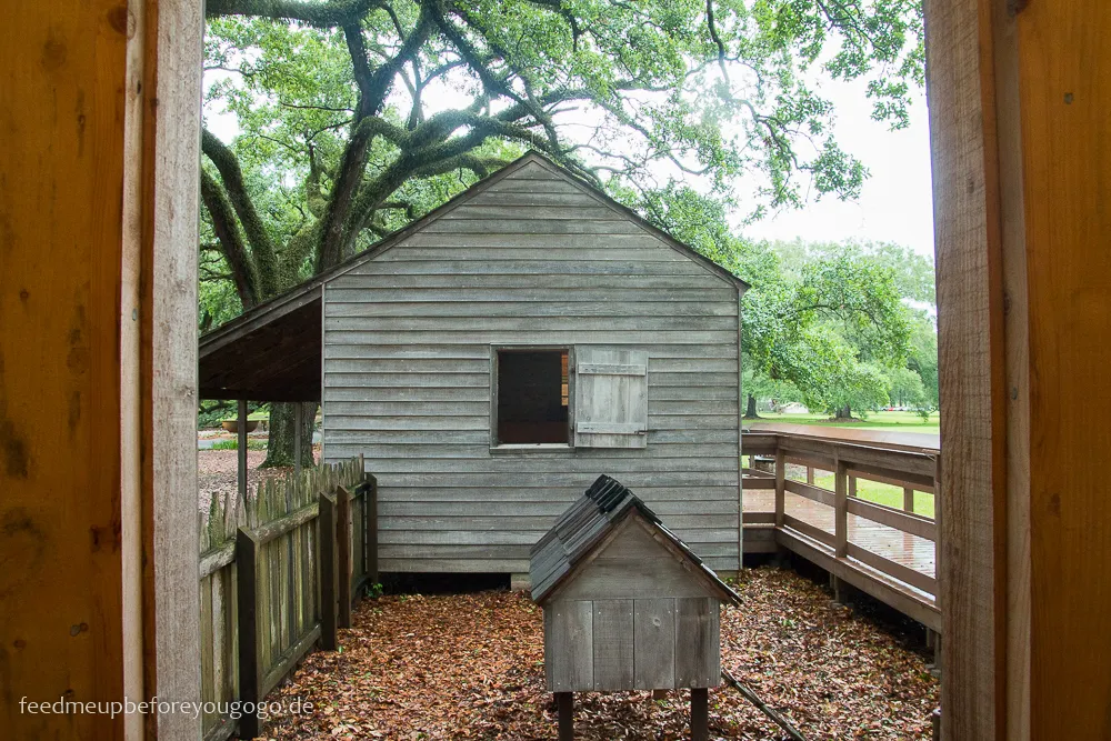 Weitere Sklavenhütten auf der Oak Alley Plantation, die einen Einblick in die harten Lebensbedingungen der Sklaven geben.