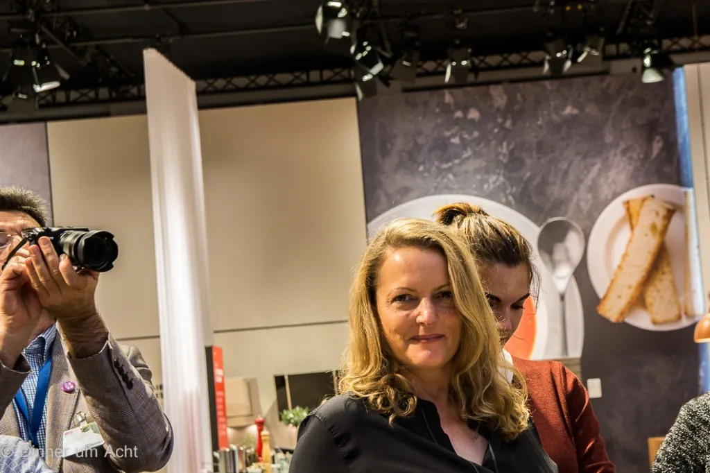 Weitere teilnehmende Bloggerinnen wie Petra und Liv bei der IFA 2015, die die neuesten AEG Küchengeräte entdecken