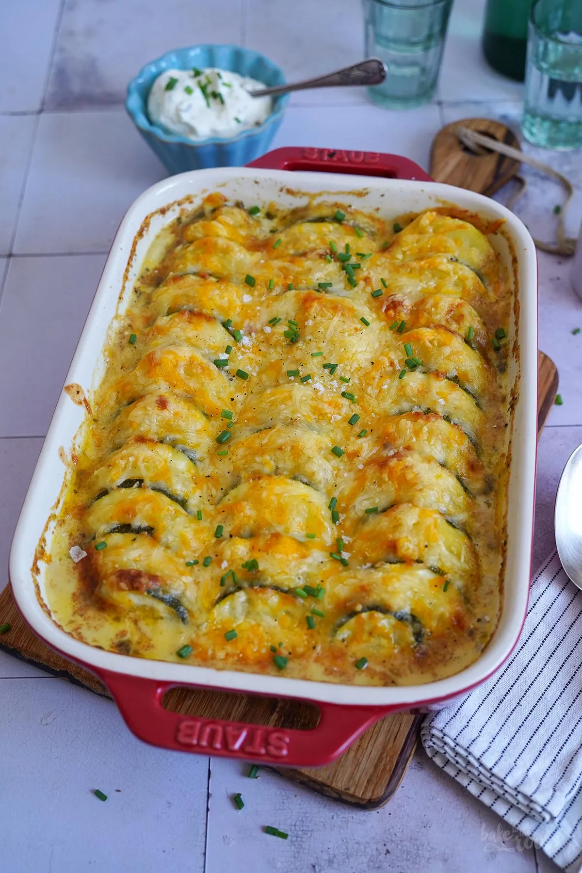Weitere Zutaten für die Auflaufsoße: Zwiebel, Knoblauch, Milch, Landrahm, Mehl