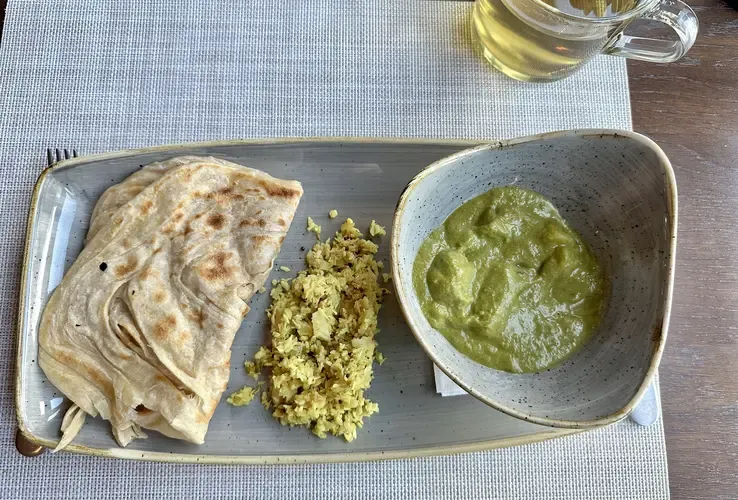 Weiteres Beispiel für ein Abendessen mit Paratha und Currys