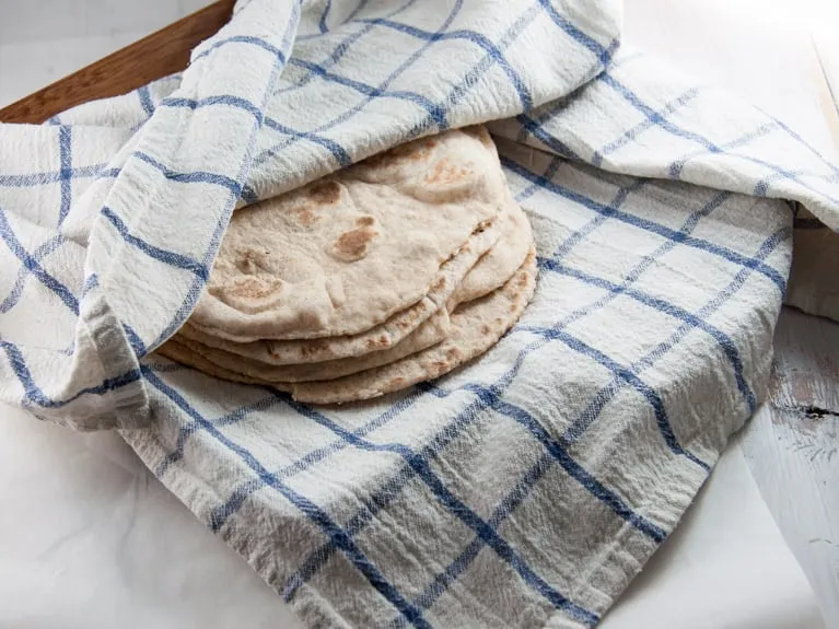 Weizen-Tortillas frisch zubereitet auf einer Holzoberfläche