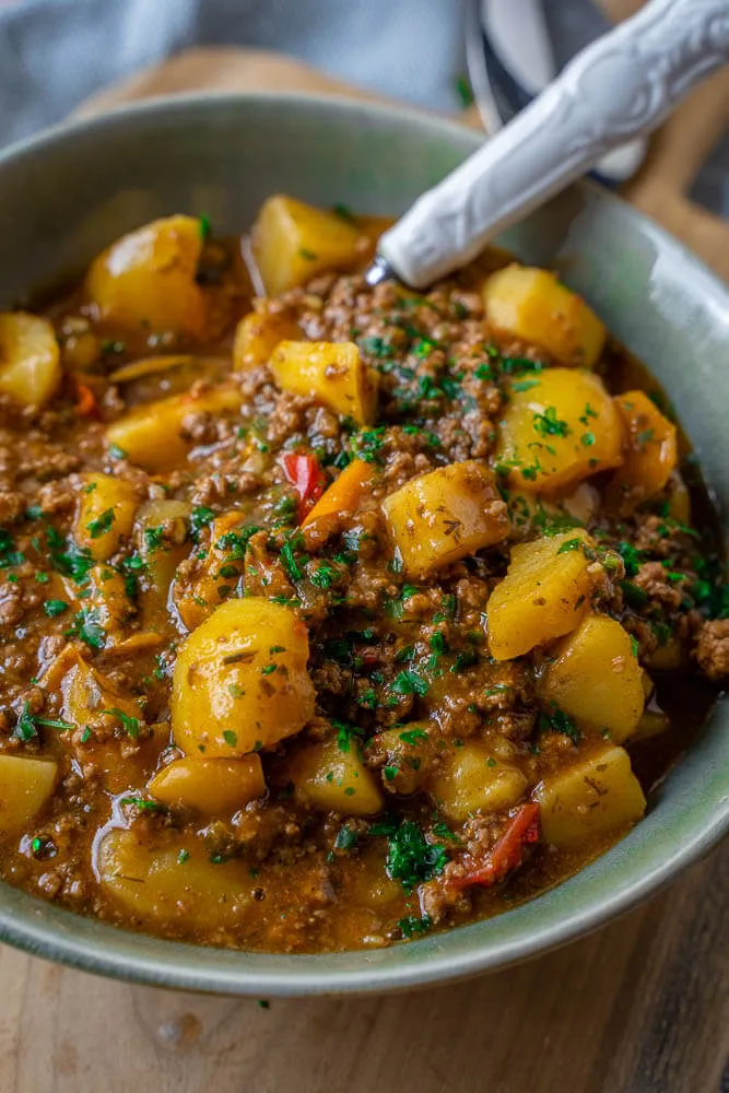 Wenige frische Zutaten wie Kartoffeln, Paprika und Hackfleisch für einen schnellen Eintopf