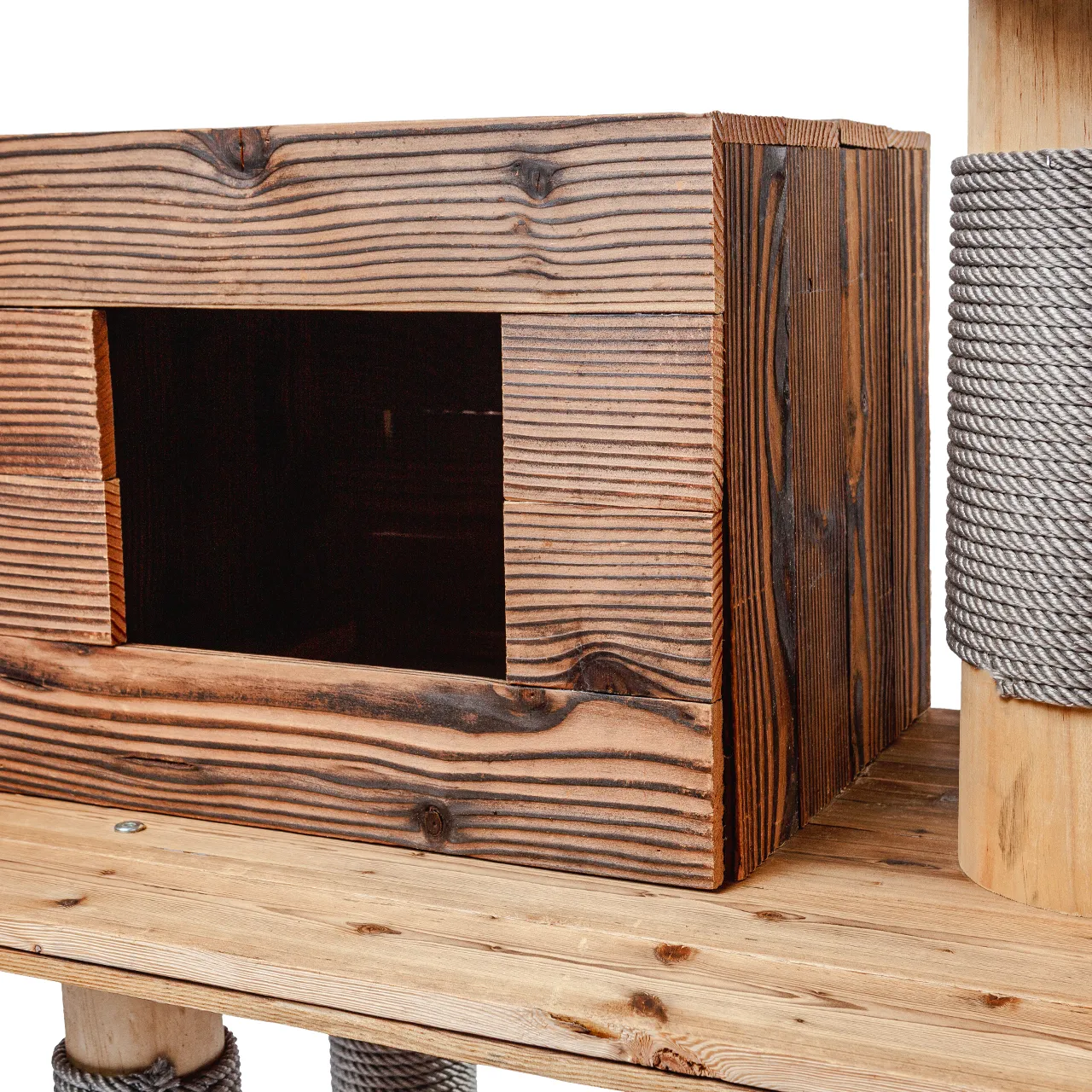 Wetterfester Outdoor Kratzbaum Woody im Grünen platziert