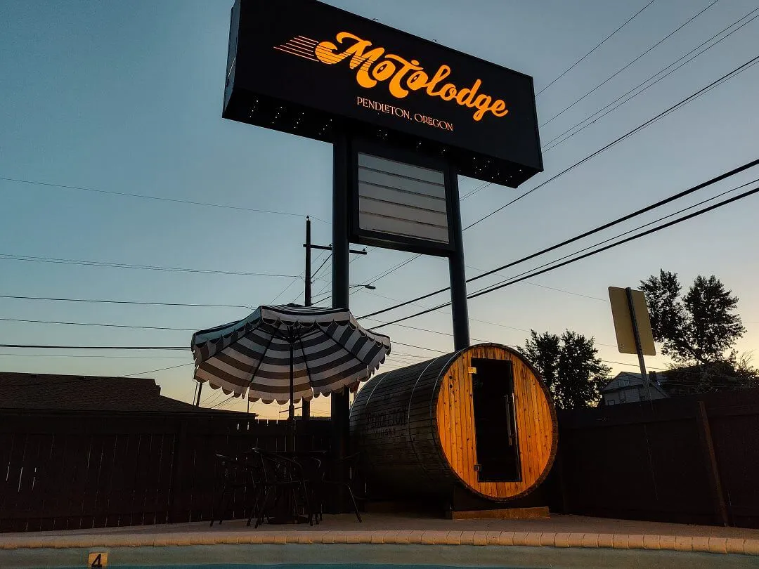 Where to stay in Pendleton, Oregon: Motolodge Pendleton with pool and sauna