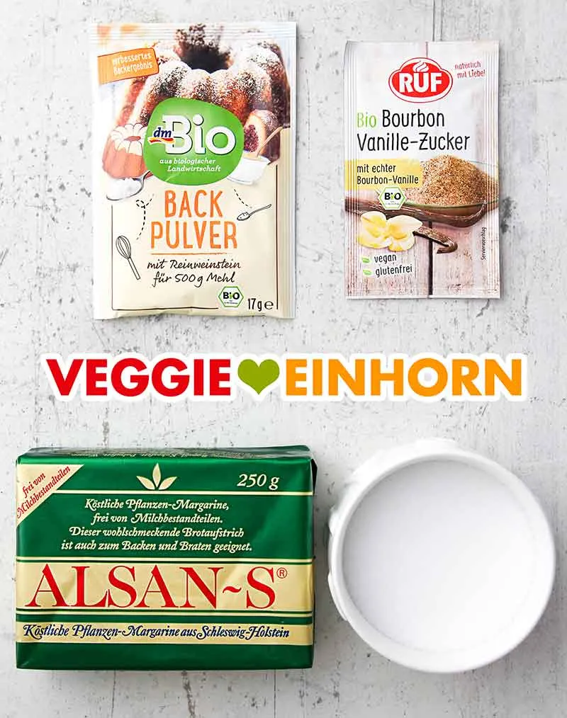 Wichtige vegane Backzutaten für das Waffelrezept: Weinsteinbackpulver, Vanillezucker, pflanzliche Margarine und eine Prise Salz.