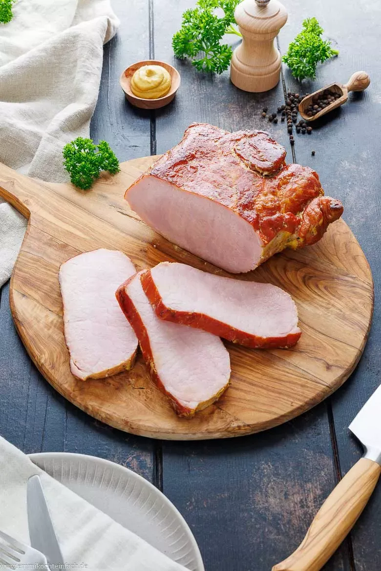 Wichtige Zutaten für ein Kassler Gericht aus dem Ofen: gepökeltes Schweinefleisch, Senf und schwarzer Pfeffer.