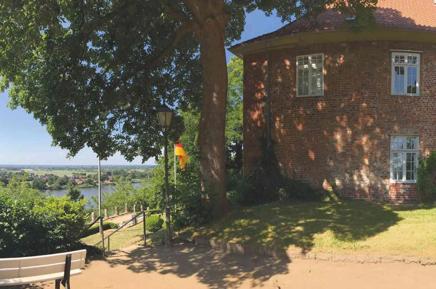 Wie hier im Standesamt Lauenburg in Niedersachsen können sich Hamburger Brautpaare auch im Umland der Stadt standesamtlich trauen lassen.