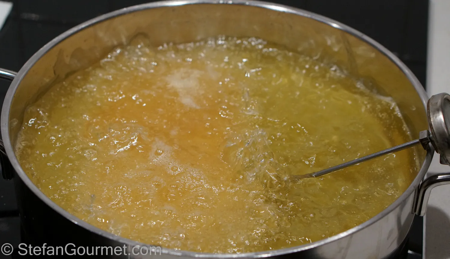 Wiener Schnitzel braten in heißem Pflanzenöl