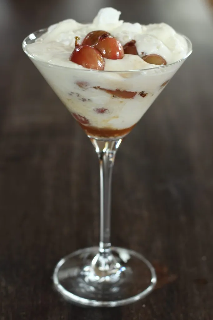 Wiesbaden Mess mit Stachelbeeren, Baiser und geschlagener Sahne