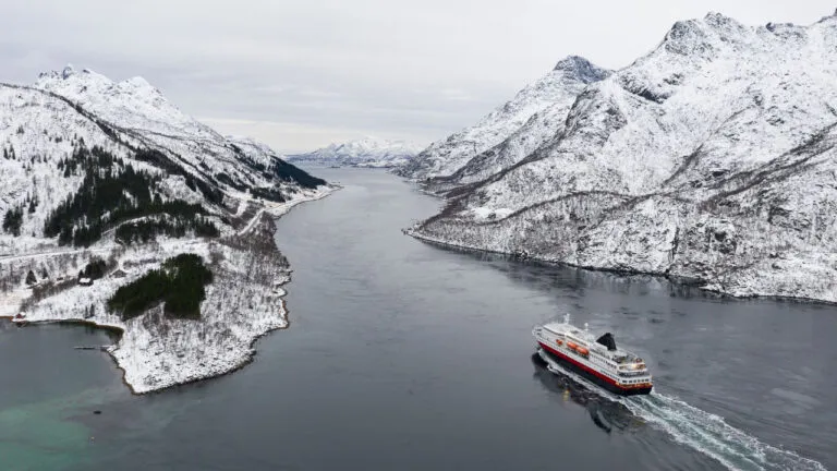 Winterlandschaft an der norwegischen Küste, ideal für Hurtigruten Reisen im Winter
