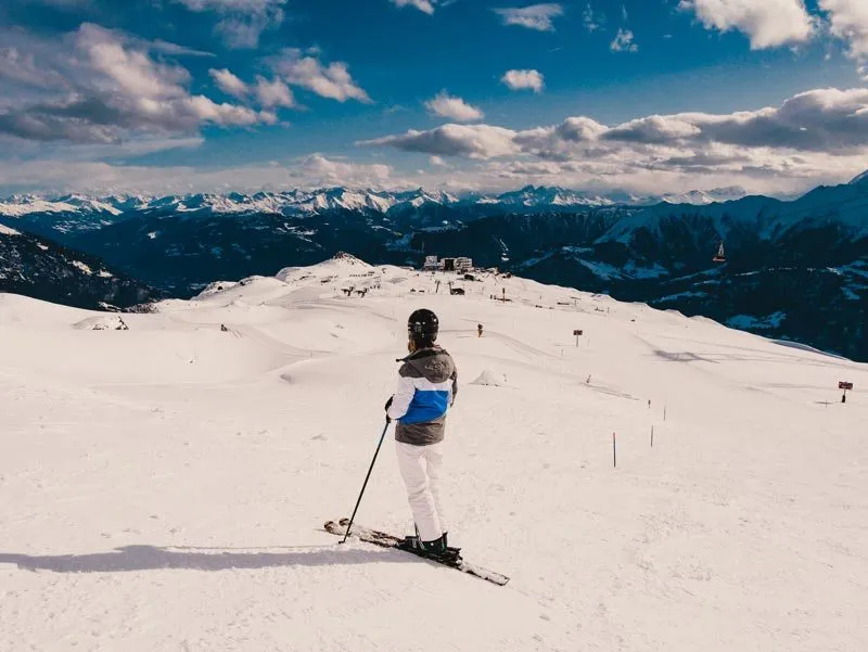Winterlandschaft in der Schweiz mit verschneiten Häusern