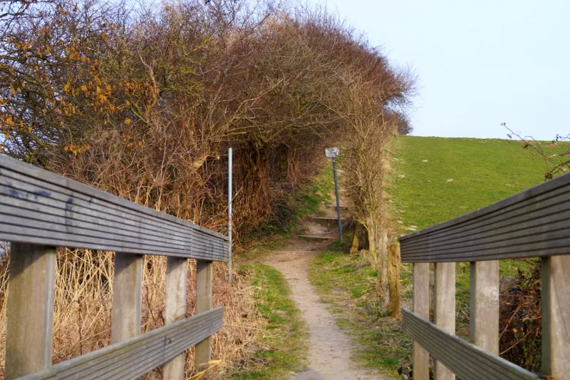 Winterliche Küstenlandschaft an der Ostsee bei Kiel-Schilksee, oft Startpunkt für traditionelle Kohlfahrten in Norddeutschland.