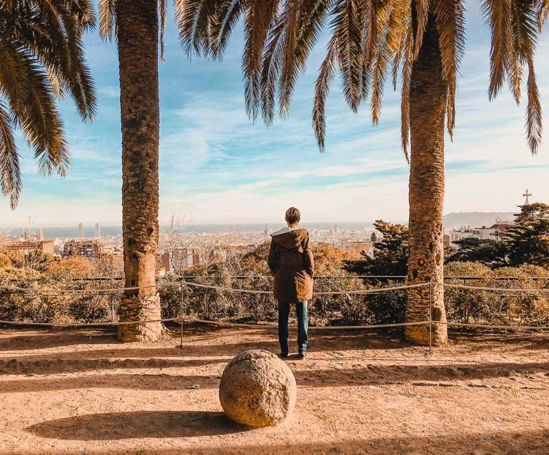 Winterliche Skyline von Barcelona mit Sagrada Familia und blauem Himmel