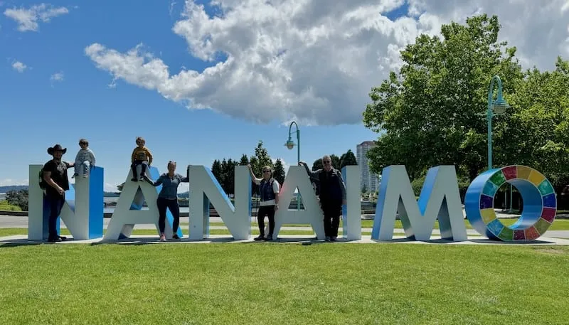 Wir verbringen den Tag mit Spazierengehen am Meer, Spielplatzbesuchen, Shopping und dem Stadtmuseum von Nanaimo.