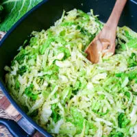 Wirsinggemüse in einer Pfanne während der Zubereitung des Rahmwirsing Rezepts