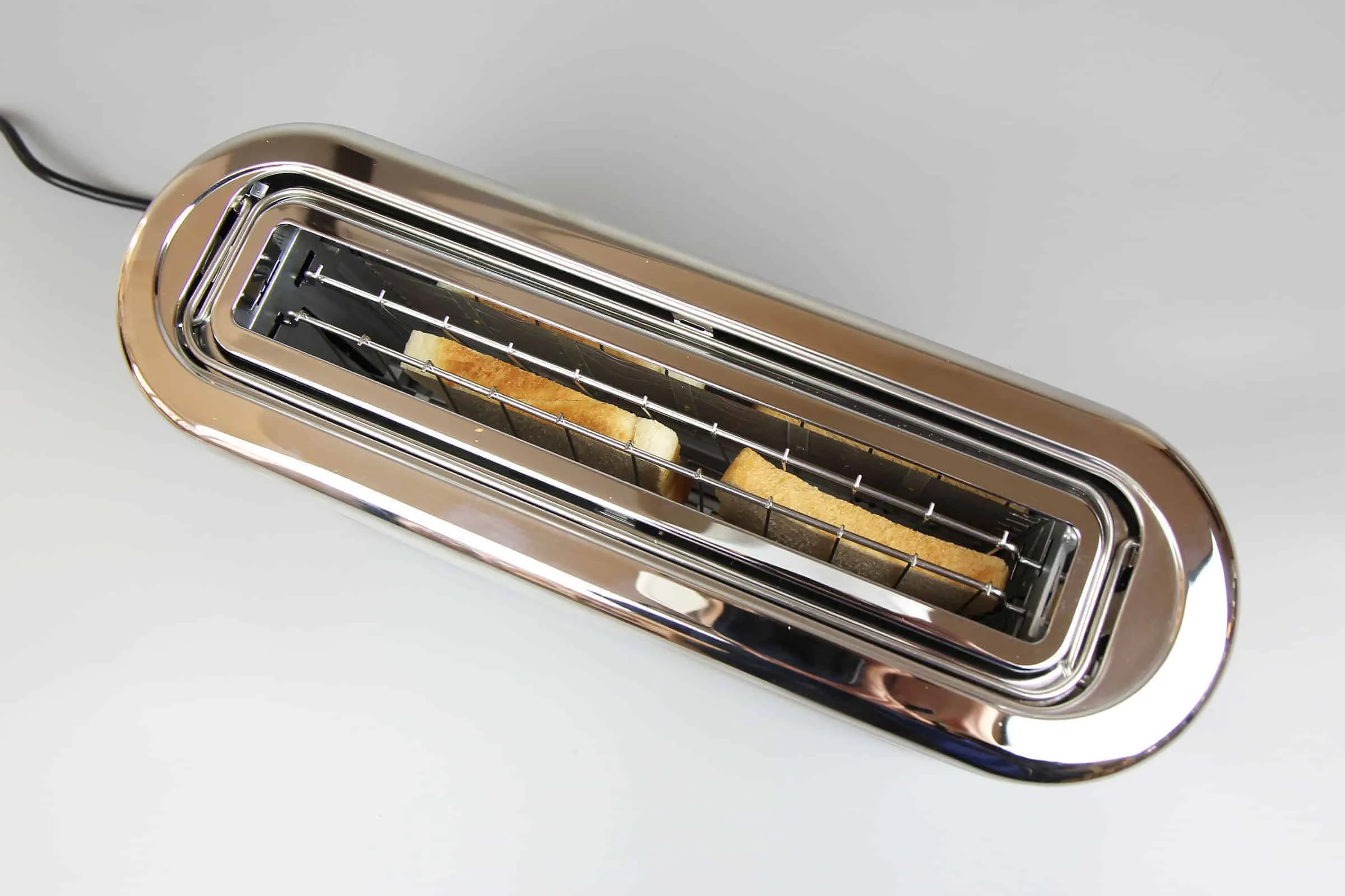 WMF Küchenminis Langschlitz-Toaster: Gleichmäßige Bräunung für jede Scheibe