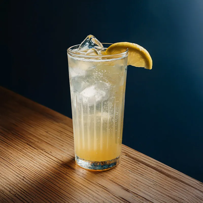 Wodka Energy in einem hohen Glas, ein bekannter Wachmacher auf deutschen Partys.