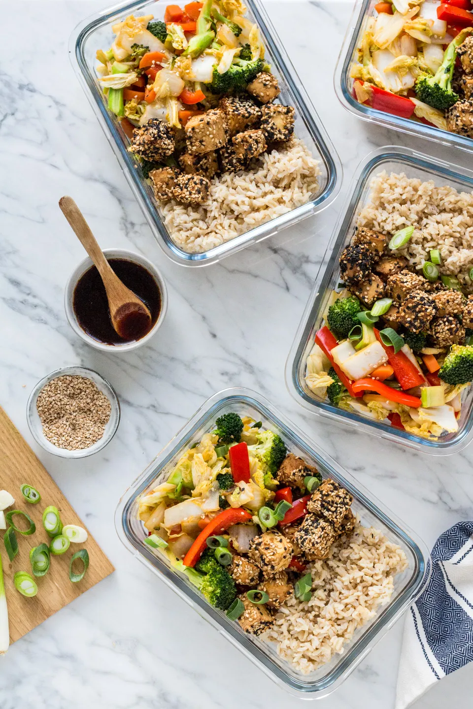 Wok mit bunter Sesam-Tofu-Gemüsepfanne, bereit zum Servieren