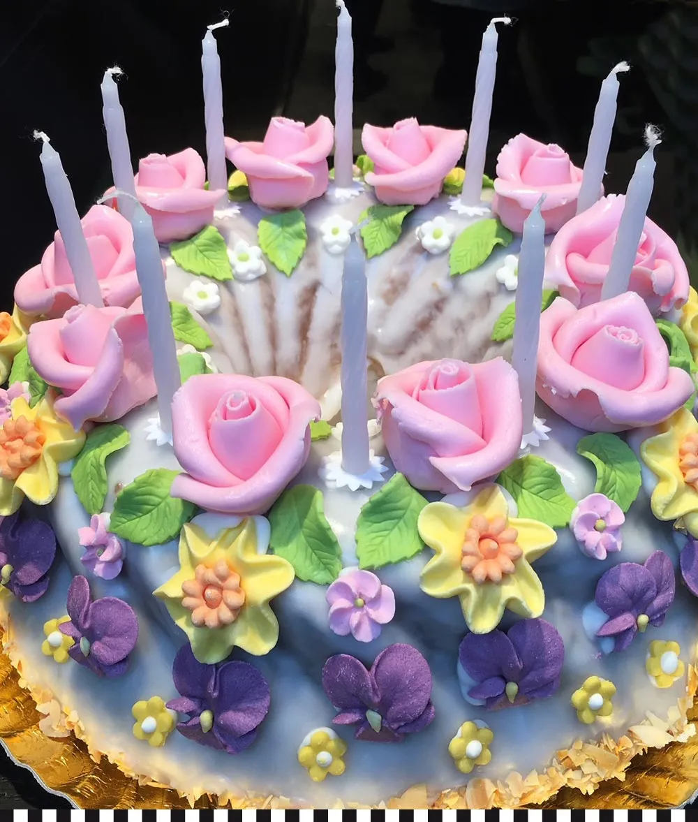 Wunderschöne Blütenpracht-Torte als Blickfang von Heinemann