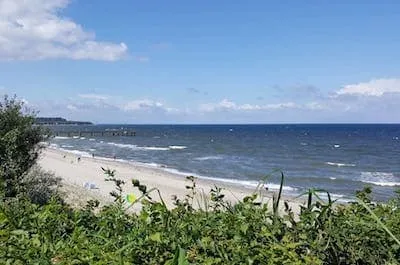Wunderschöne Düne mit Grasbewuchs am breiten Sandstrand der Ostsee