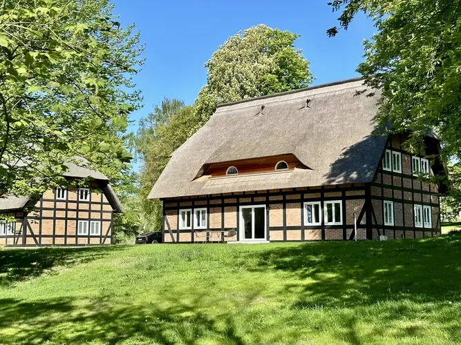 Wunderschöne Fachwerkhäuser mit Reetdächern im Park