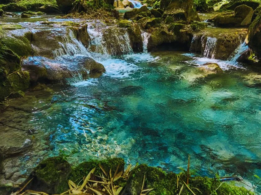 Wunderschöner Wasserfall in der tropischen Vegetation der Reach Falls auf Jamaika