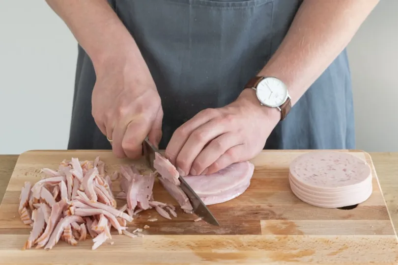 Wurst für Soljanka einfach in Streifen schneiden