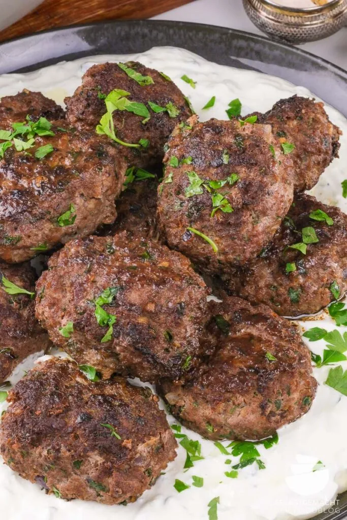 Würzig zubereitete Köfte, ideal als schneller Snack oder als Teil eines Mezze-Tellers.
