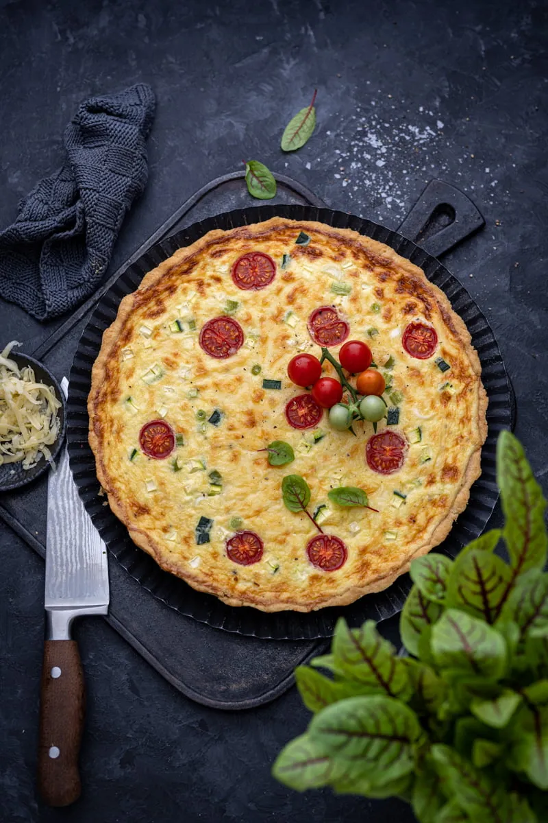 Würzige Käse-Quiche mit goldbrauner Kruste, ideal als Snack für jede Feier
