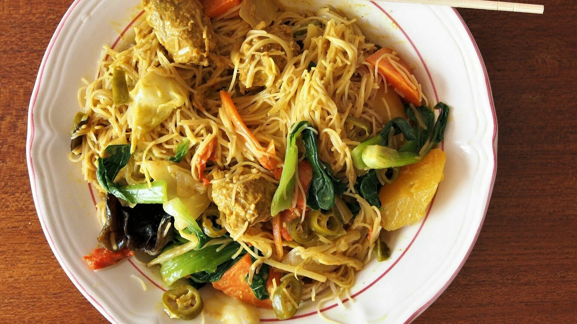 Würzige One-Pot Asia-Nudeln mit Brokkoli, Champignons und Röstzwiebeln, ein einfaches und schnelles Campingküche Rezept.