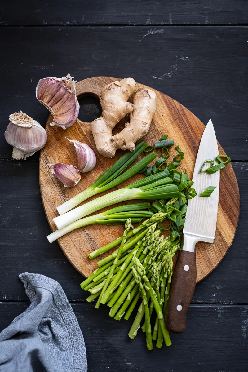 Würzige Sriracha Asia Nudeln mit frischem Gemüse in einer Schüssel