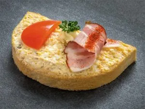 Würziger Ei-Speck-Aufstrich auf einem Brötchen