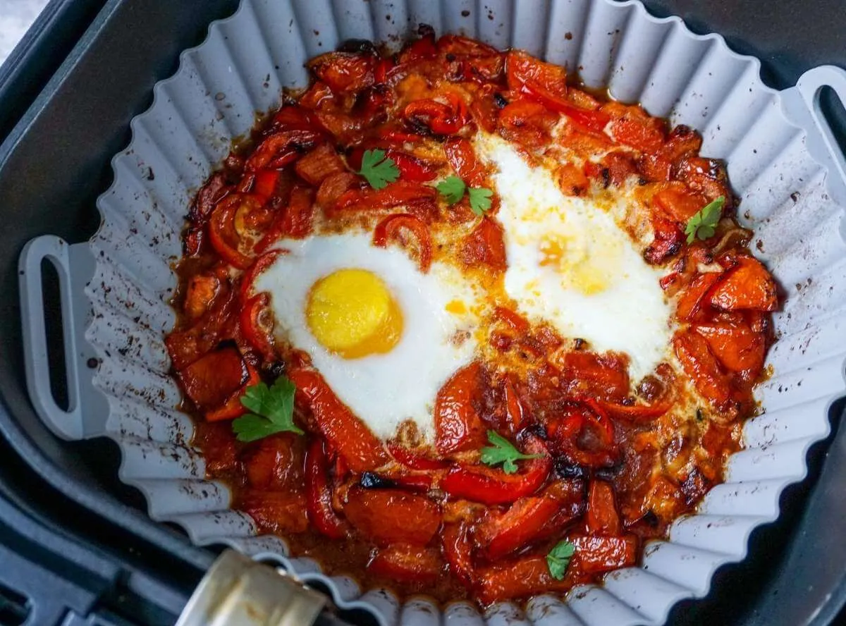 Würziges Shakshuka mit Eiern, Tomaten und Paprika aus der Heißluftfritteuse, ein schnelles Low-Carb-Gericht