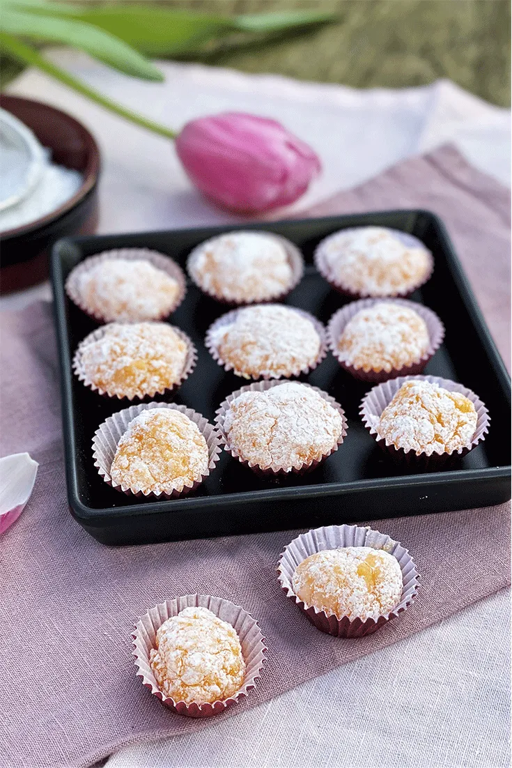 Yemas de Ávila: Himmlische Süßspeise aus Spanien, kleine goldgelbe Konfektkugeln aus Eigelb und Zucker, ein traditionelles spanisches Dessert
