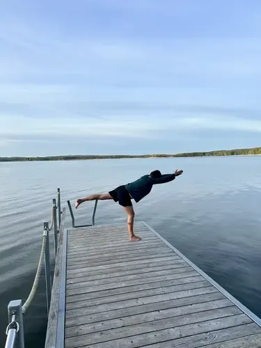 Yoga bei Sonnenuntergang direkt am Tollense-See
