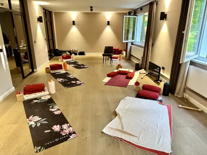 Yoga-Einheit im kleineren, intimen Yogaraum