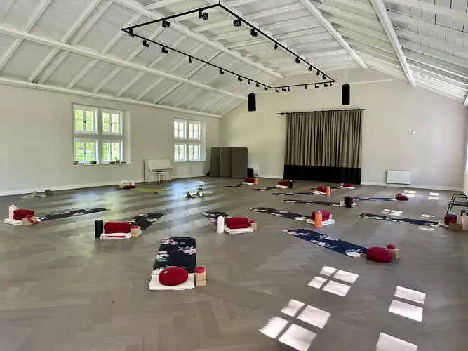 Yoga-Session in der großzügigen Reethalle