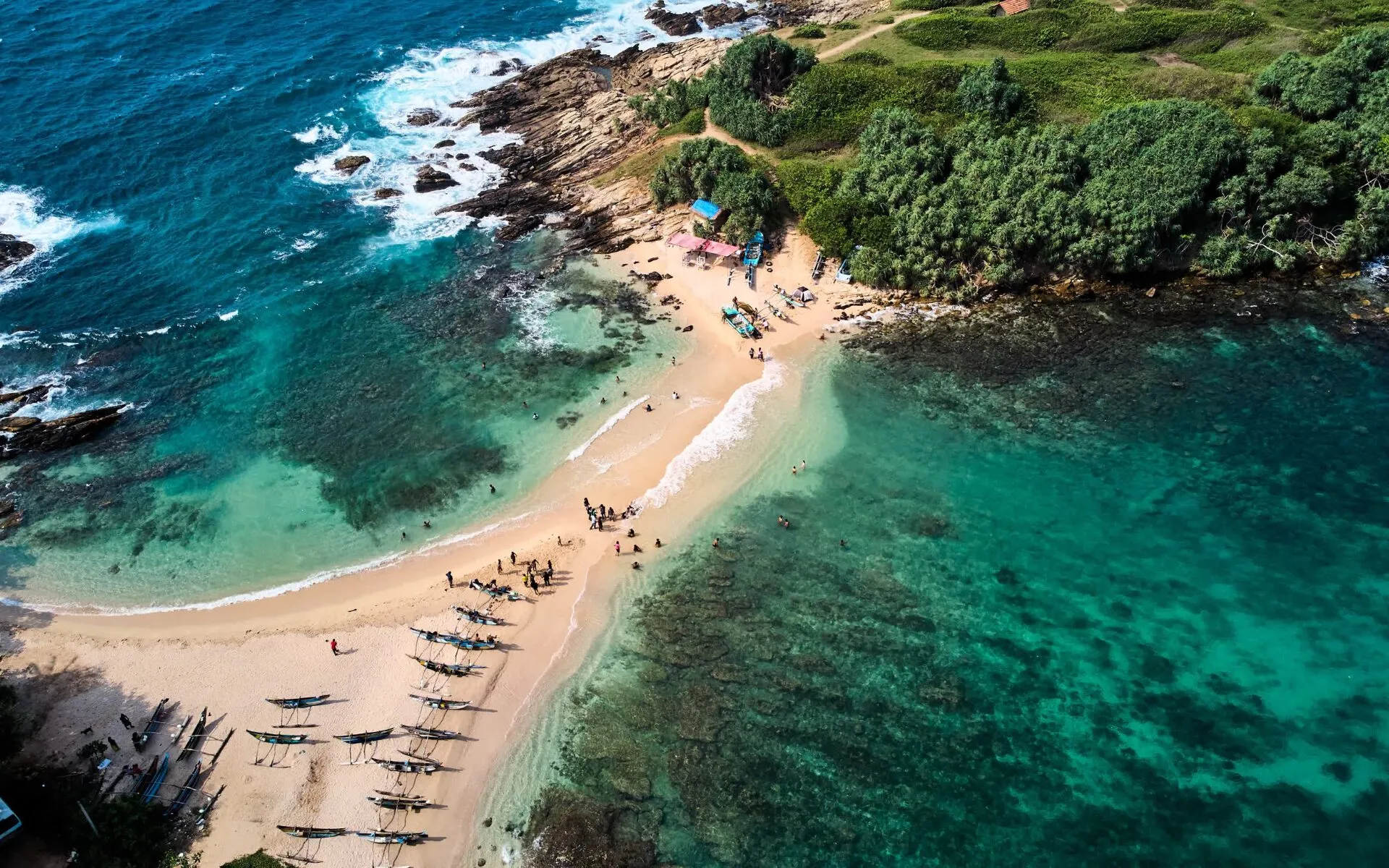 Yoga-Sitzung am Strand bei Sonnenaufgang in Sri Lanka